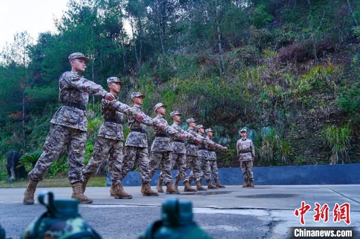 福建武警新兵训练火热开展(组图)