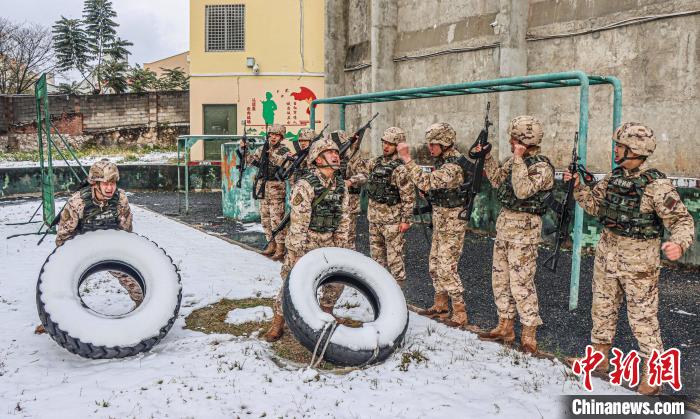 广西武警桂林支队：无惧严寒 雪地练精兵(组图)