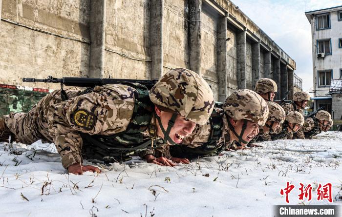 广西武警桂林支队：无惧严寒 雪地练精兵(组图)