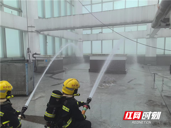 提效强能，湖南长沙消防开展高层建筑灭火救援实战演练(组图)