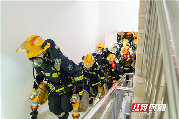 提效强能，湖南长沙消防开展高层建筑灭火救援实战演练(组图)