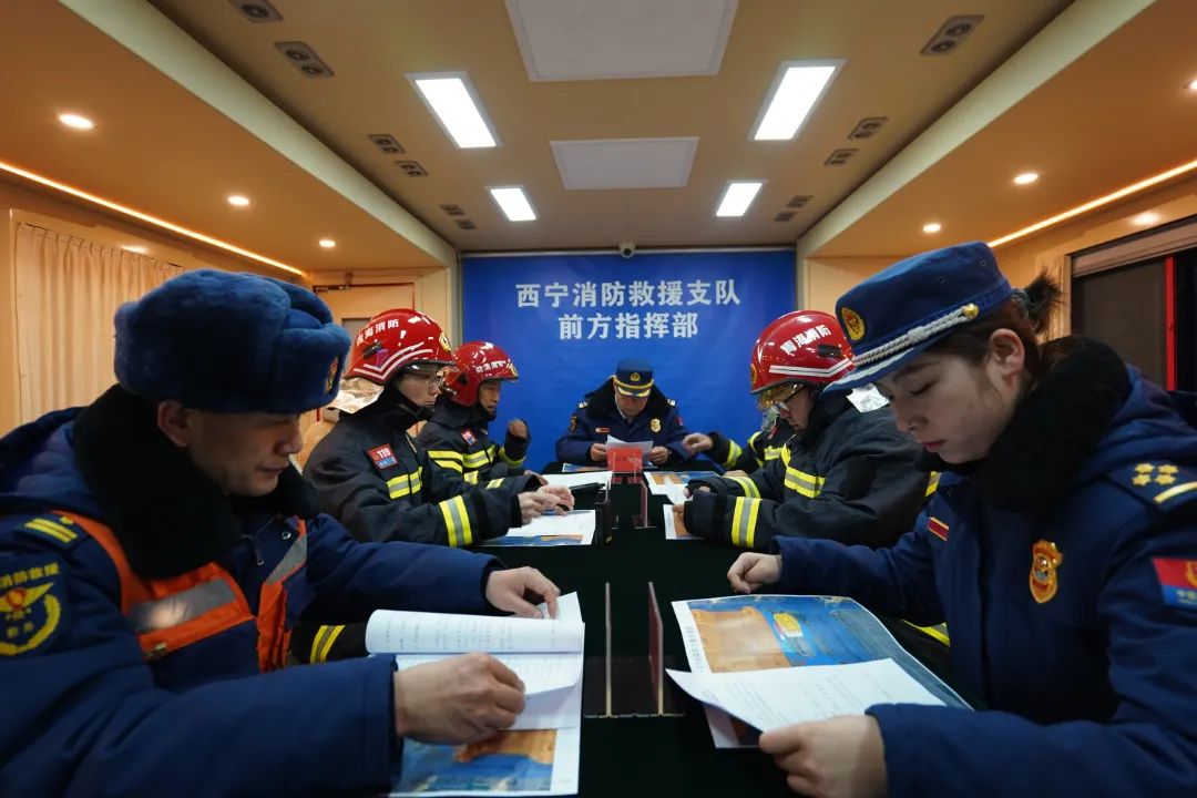 青海西宁消防开展高层建筑灭火救援实战演练(组图)