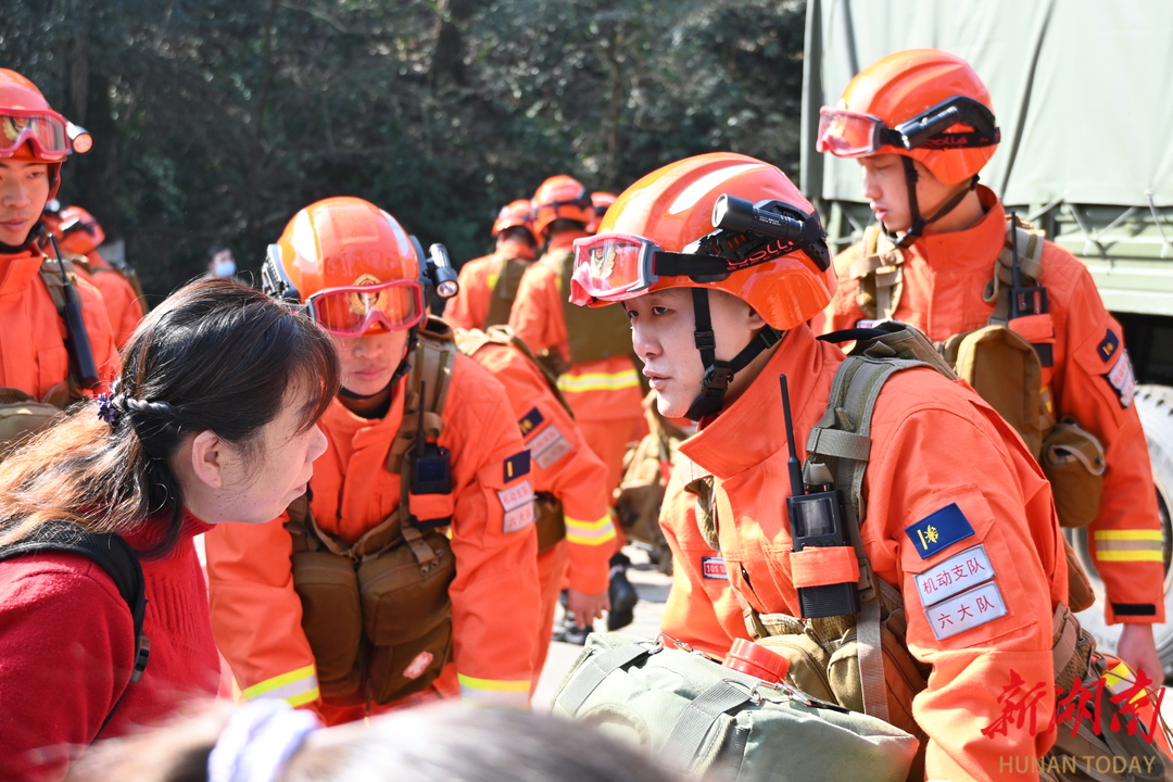 国家消防救援局湖南机动队伍在岳麓山开展“春节”防火专项行动(组图)