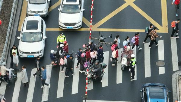 首次启用无人机！上海嘉定警方“空地联动”守护开学日安全(图)