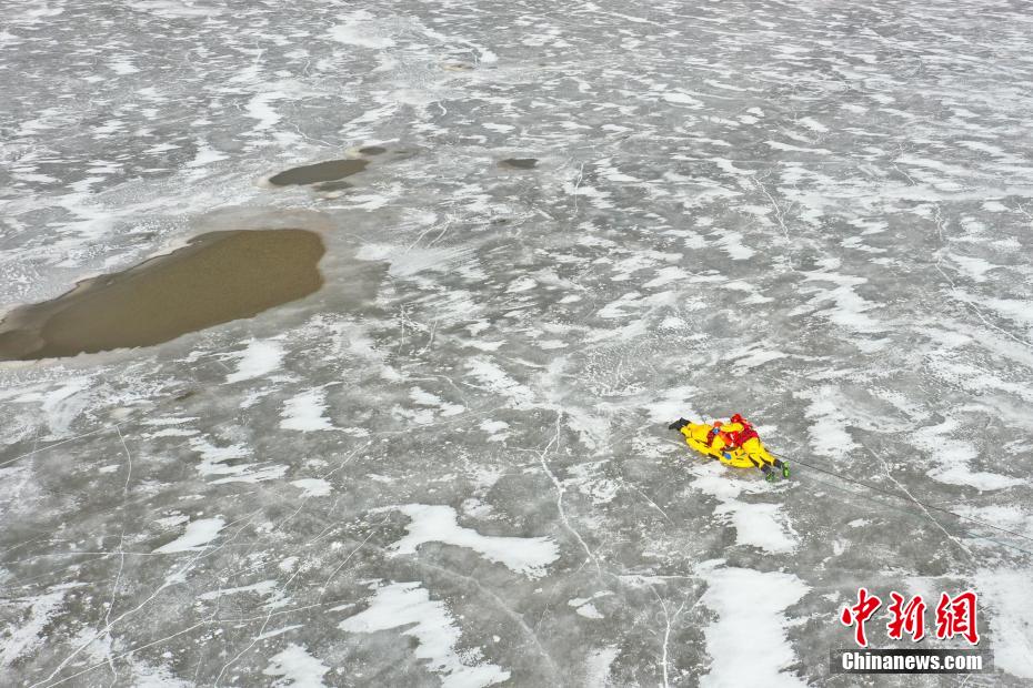 西藏芒康森林消防“爬冰卧雪”锻炼冰面救援能力(组图)