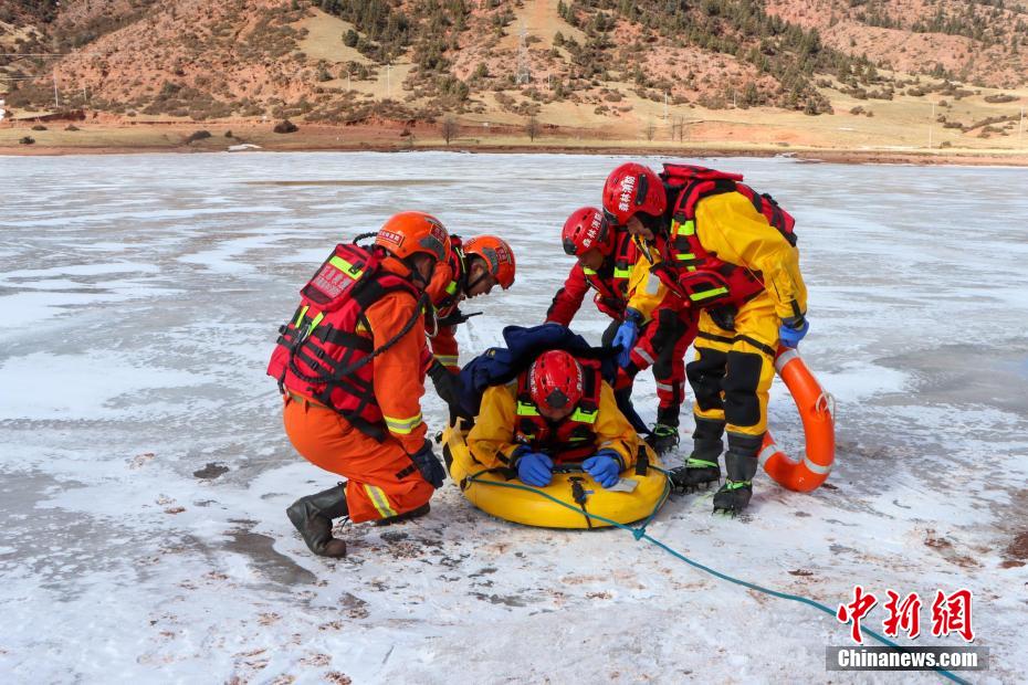 西藏芒康森林消防“爬冰卧雪”锻炼冰面救援能力(组图)