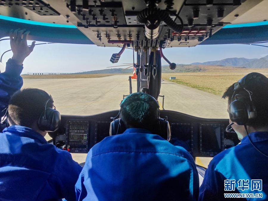 云南昆明航空救援支队开展今年首次飞行训练(组图)