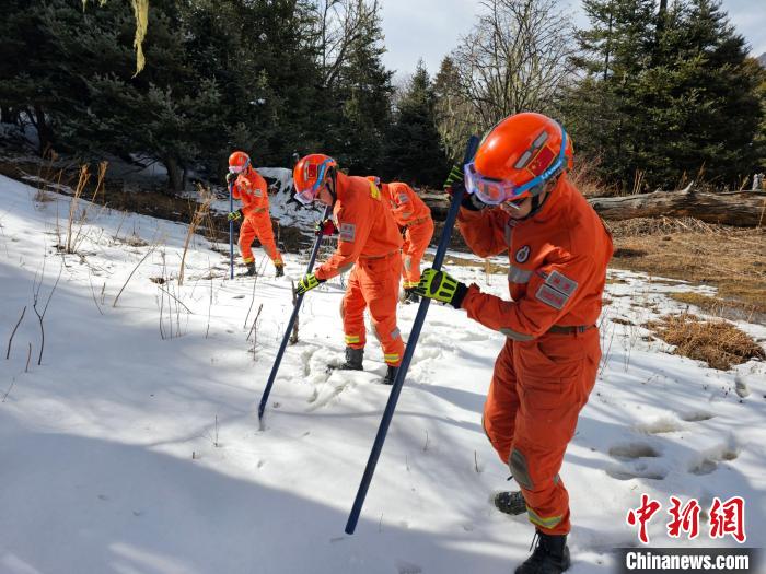 西藏林芝森林消防开展冰雪救援实战演练(组图)