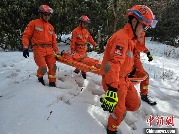 西藏林芝森林消防开展冰雪救援实战演练(组图)