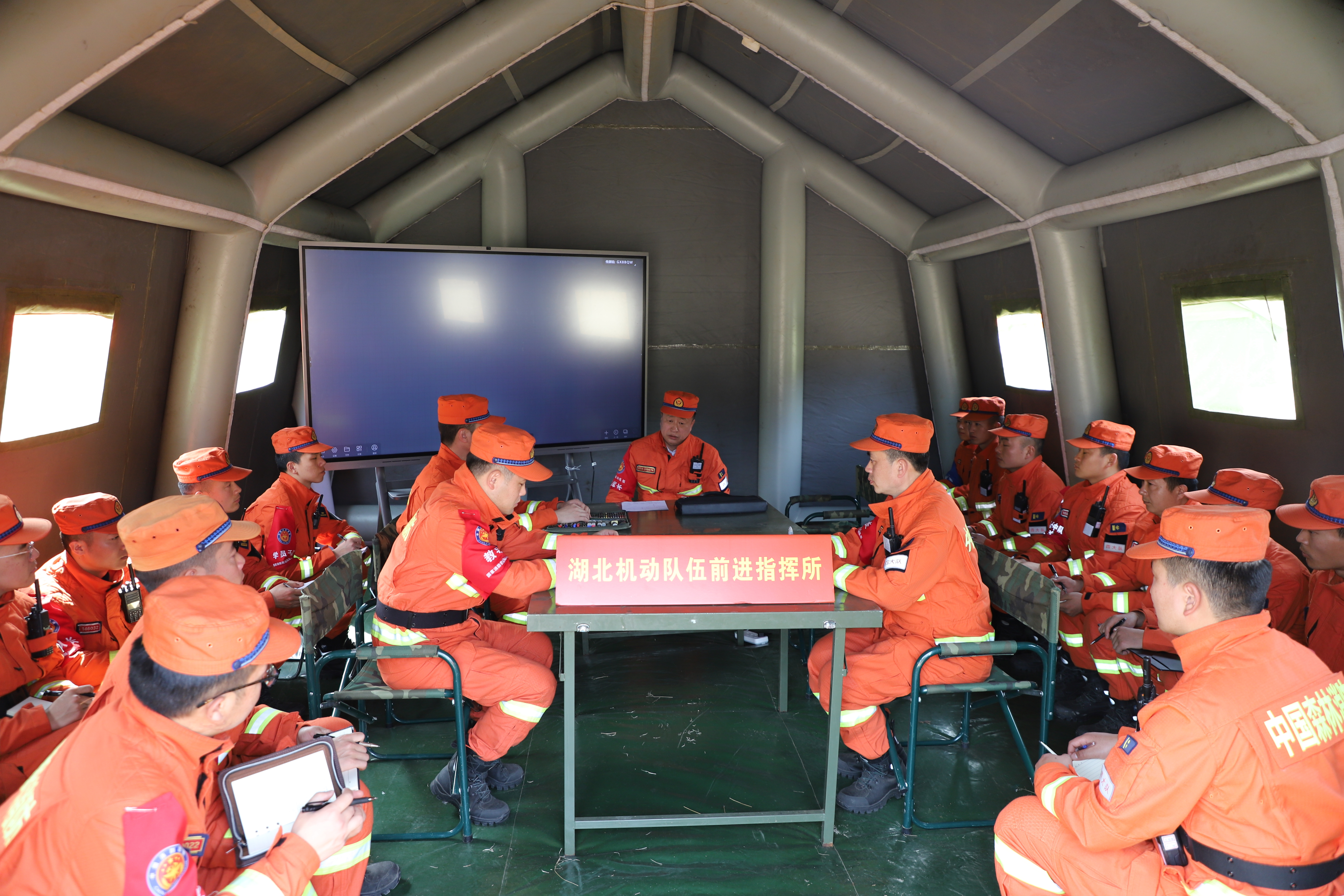 国家消防救援局湖北机动队伍开展实战化野营拉练(组图)