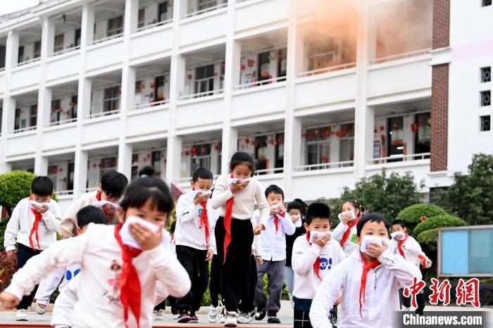 福建漳州举办学校地震和火灾应急疏散演练(组图)
