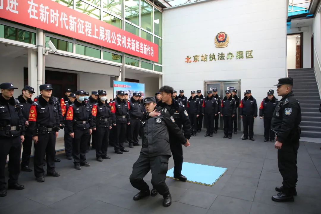 北京站派出所：开展防阻职袭警专项训练(组图)