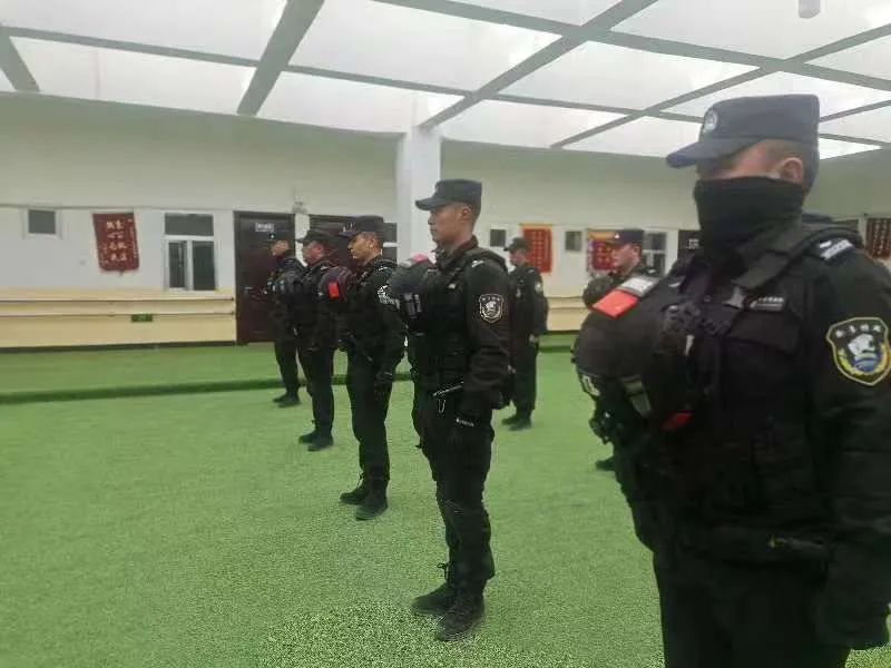 青海杂多县公安局特巡警大队组织队员开展单警装备使用训练(组图)