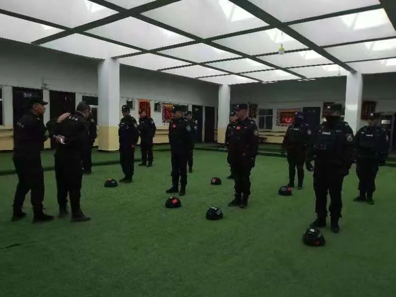 青海杂多县公安局特巡警大队组织队员开展单警装备使用训练(组图)