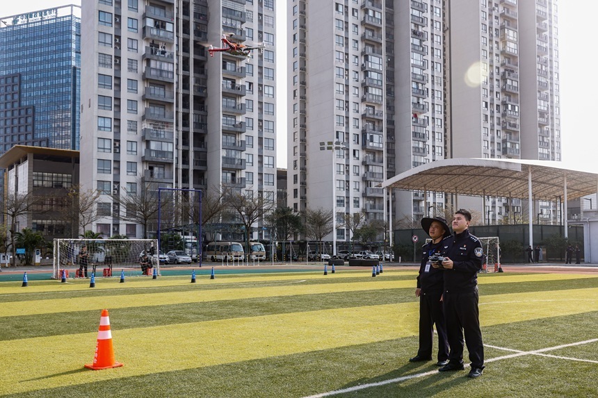 广西防城港：警用无人机实战演练助推提升新质公安战斗力(图)