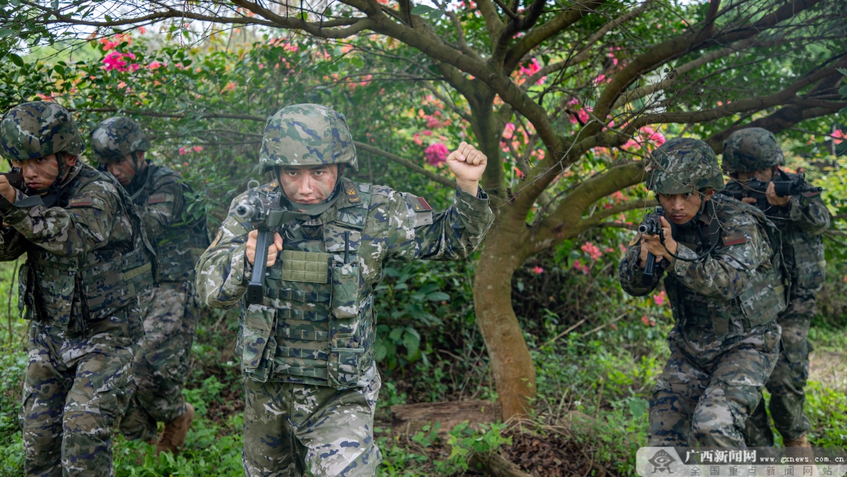 广西北海：直击武警官兵战术训练(组图)