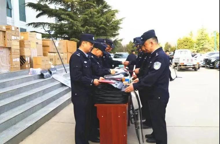 甘肃省临夏市公安局举行警用装备和办公设备集中配发仪式(组图)