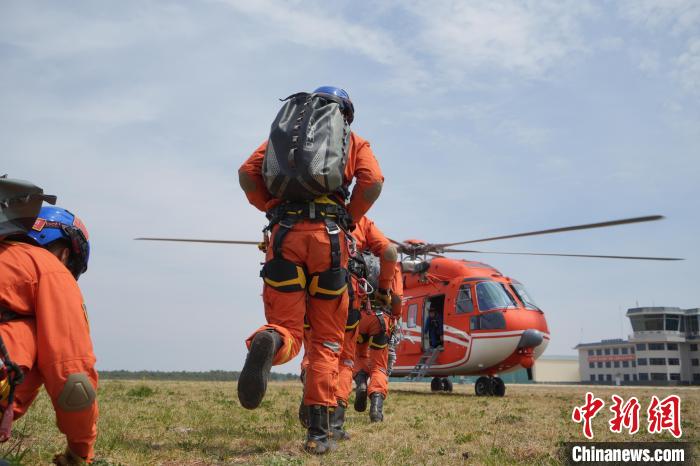 云南昆明航空救援支队开展人机结合训练 淬炼航空救援能力(组图)