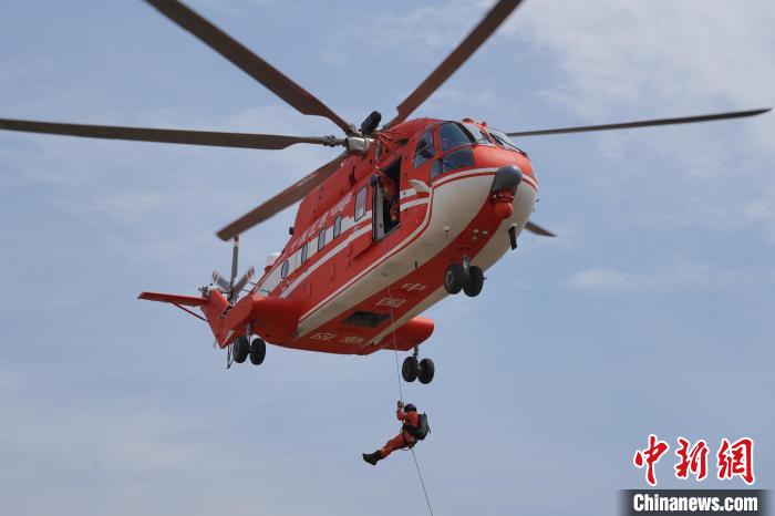 云南昆明航空救援支队开展人机结合训练 淬炼航空救援能力(组图)