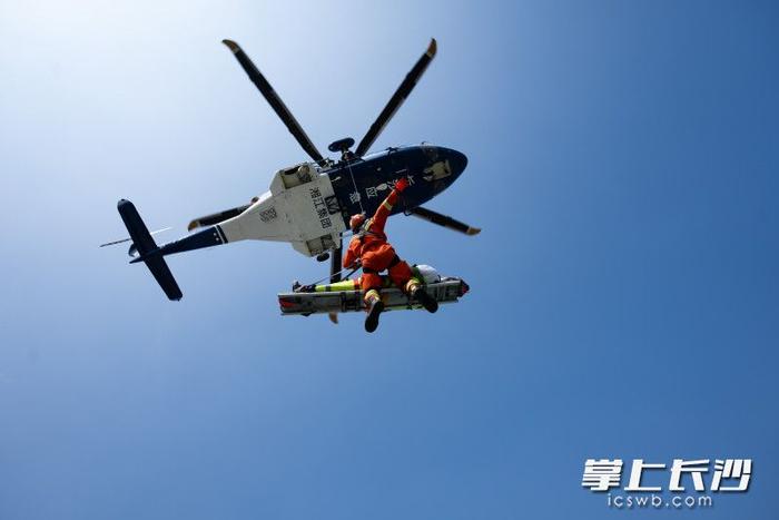 超燃大片！湖南长沙消防举行超高层建筑直升机应急救援演练(组图)
