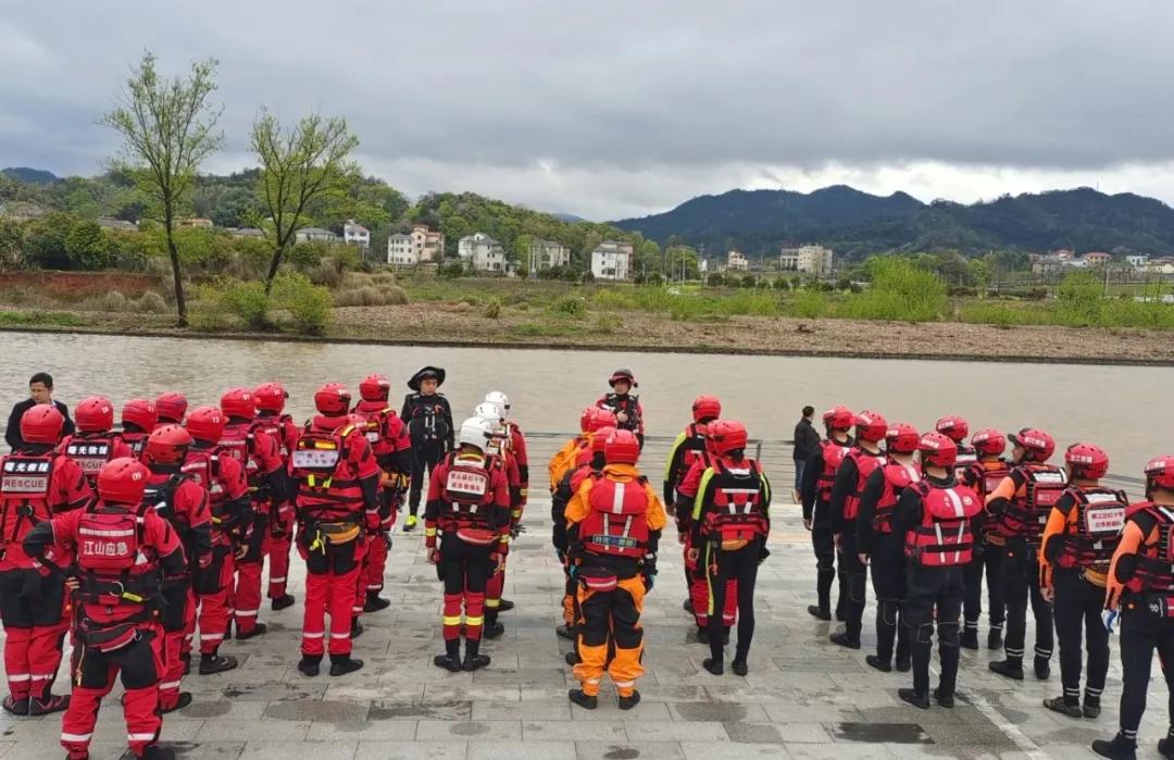 浙江省衢州市应急管理局组织全市社会队伍开展水域救援拉练(组图)