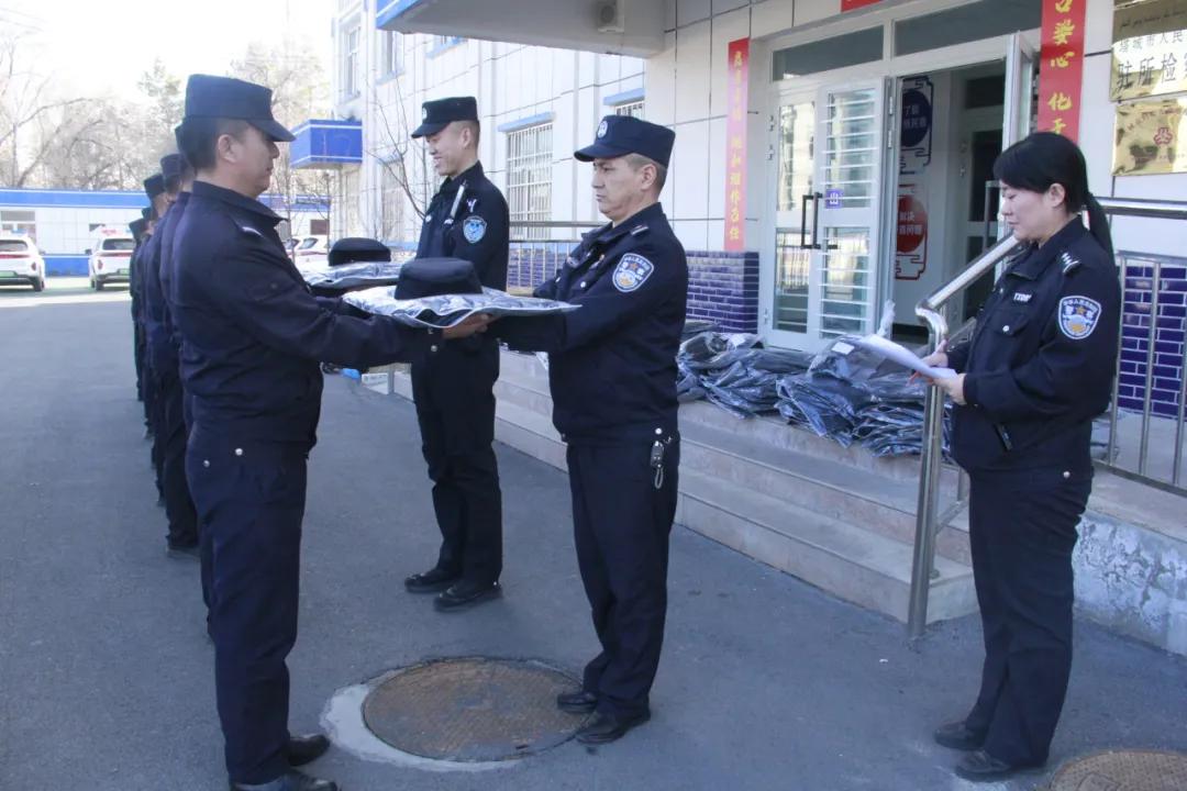 新疆塔城市公安局举行警用被装发放仪式(组图)