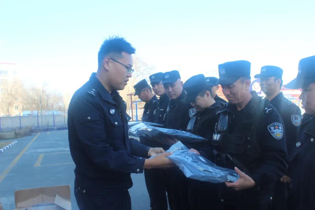 新疆塔城市公安局举行警用被装发放仪式(组图)