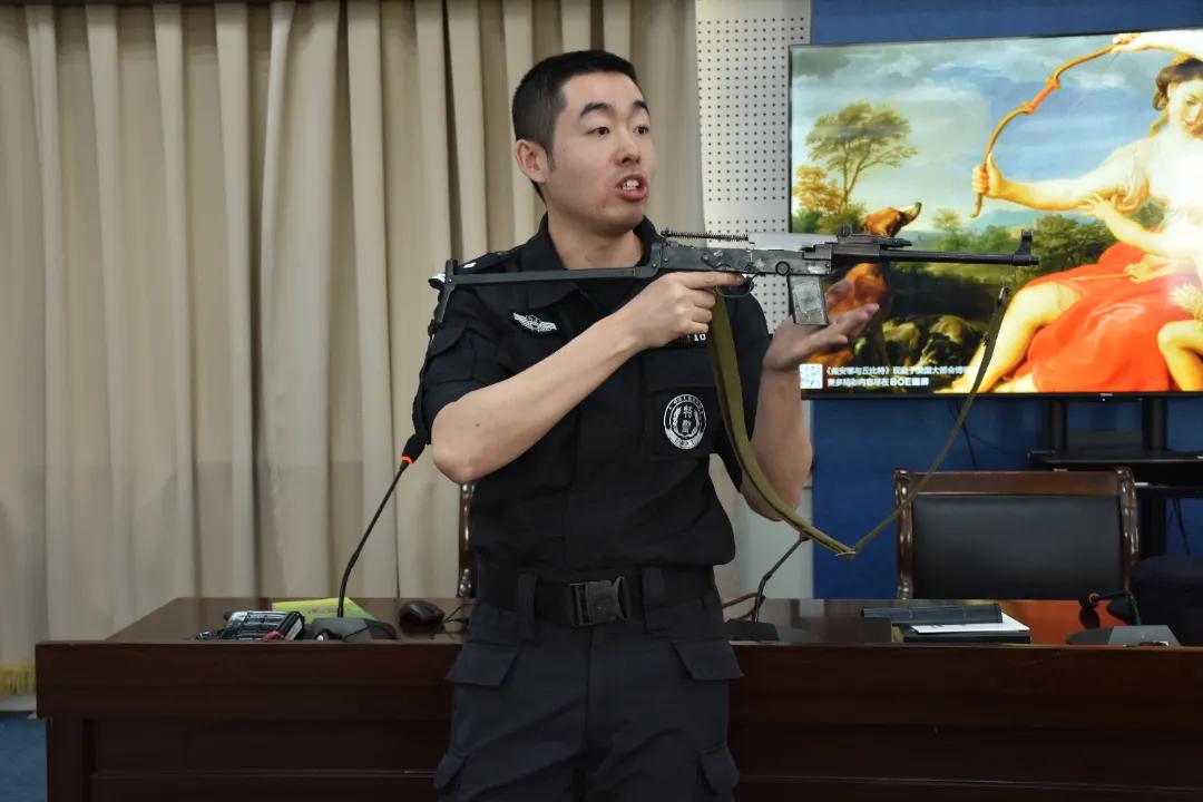 内蒙古呼和浩特第一监狱举办警用枪械常识及使用培训班(组图)