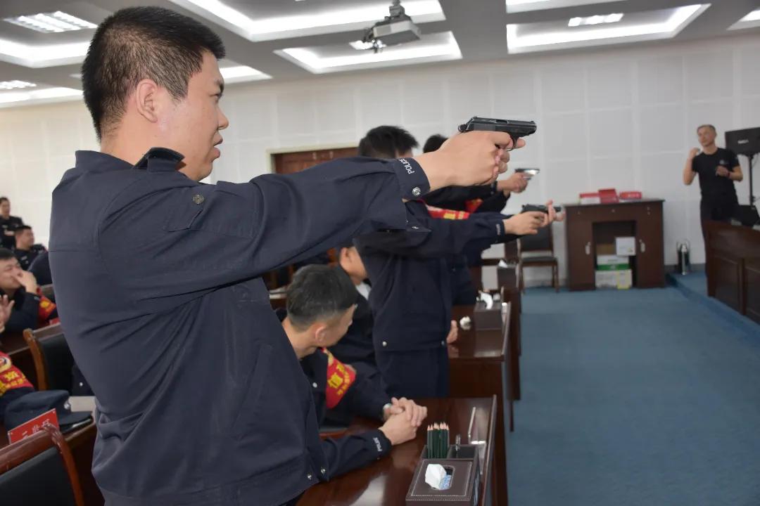 内蒙古呼和浩特第一监狱举办警用枪械常识及使用培训班(组图)