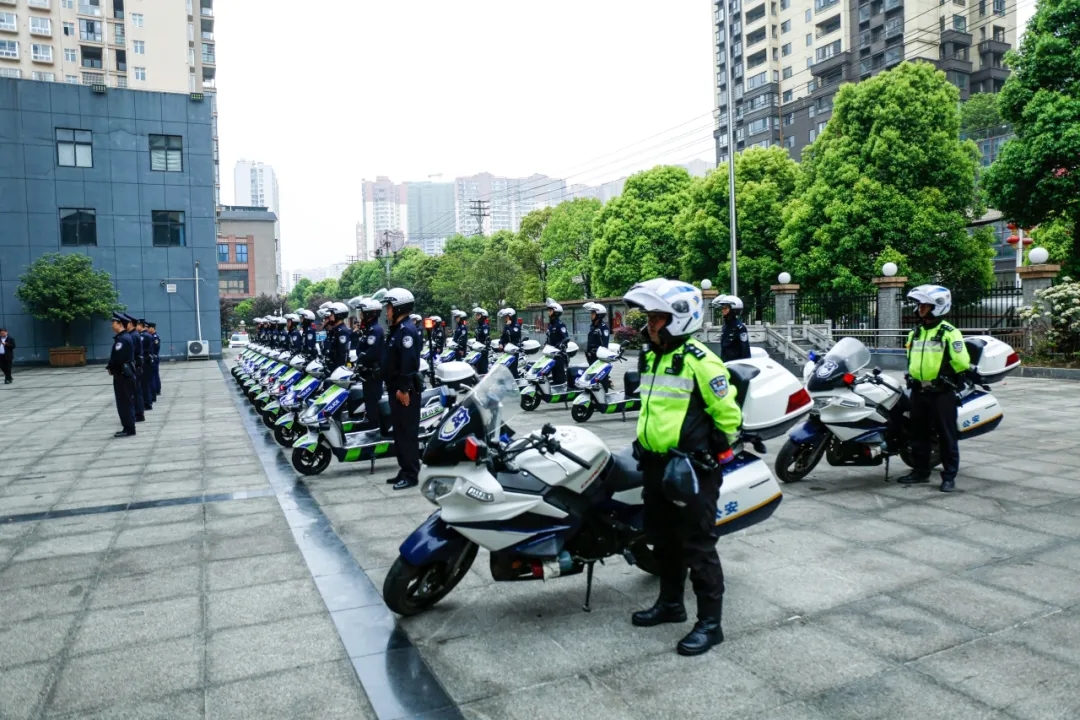 警灯闪烁 保驾护航——贵州六枝公安举行警用电动摩托车配发仪式(组图)
