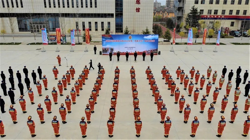 甘肃庆阳消防举行全市消防救援队伍2024年度“火蓝尖兵”比武对抗赛开幕式(组图)