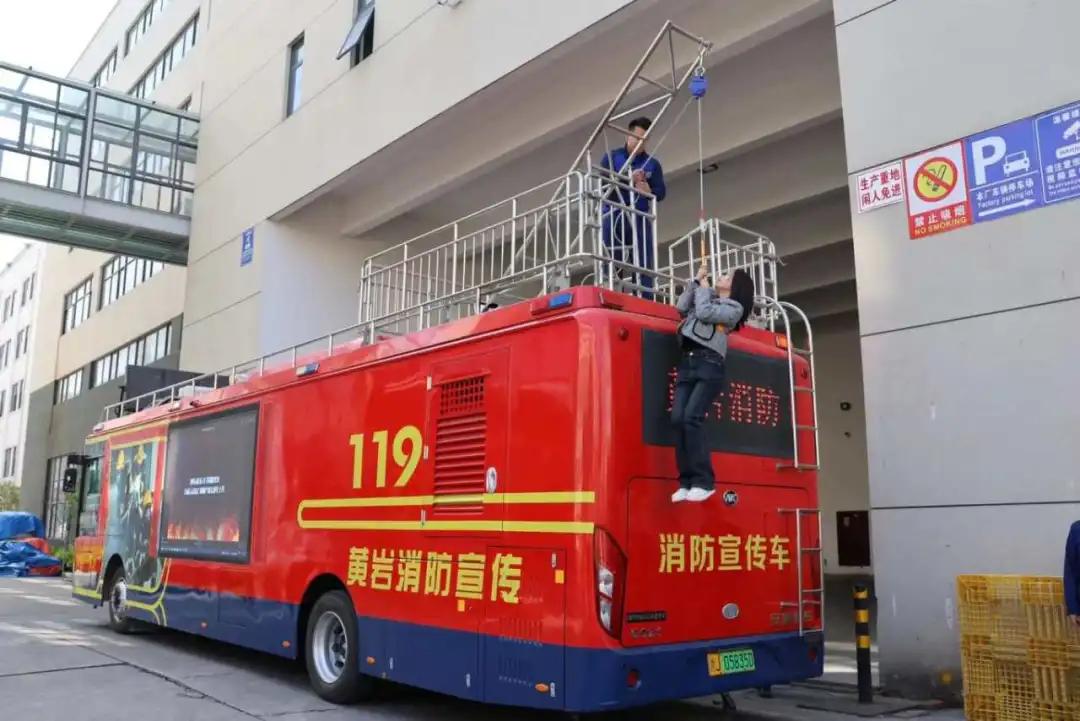 浙江台州首辆大巴消防宣传车正式“上岗”啦！(组图)