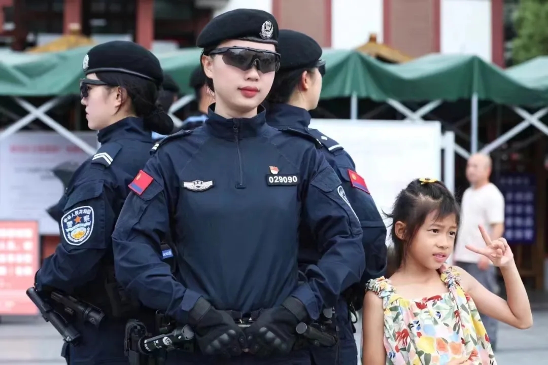 英姿飒爽，安全感满满！莫干山女特警身着蛙服现身景区巡逻执勤