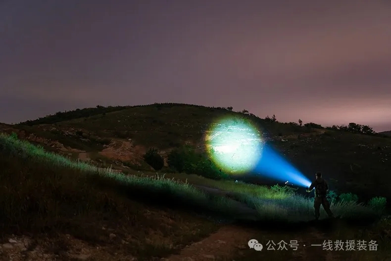 扭转昼夜！14000流明，800米远射，RGB三色光配合不同应急场景，掠夺者手电实现质的飞跃