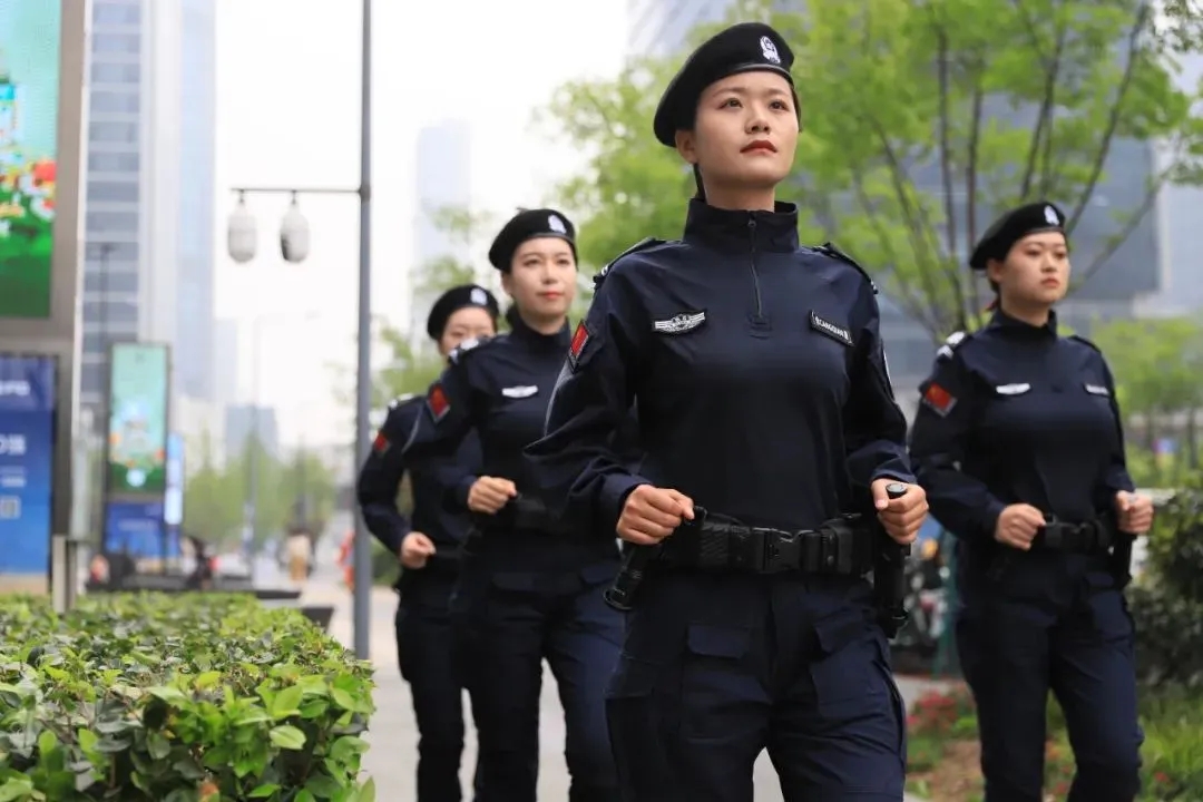 英姿飒爽！杭州仓前女子巡逻队开展商圈巡逻执勤行动