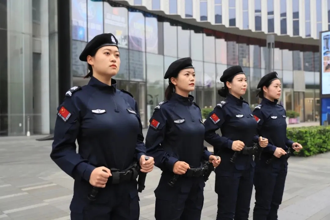英姿飒爽！杭州仓前女子巡逻队开展商圈巡逻执勤行动