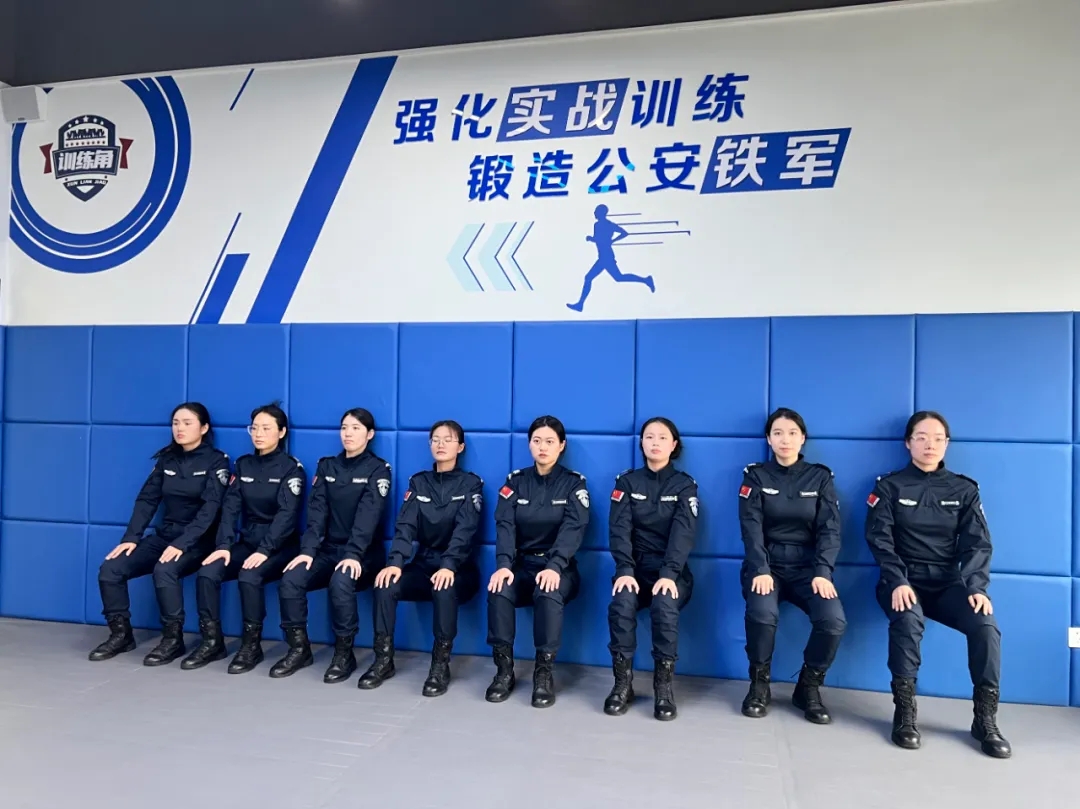 英姿飒爽！杭州仓前女子巡逻队开展商圈巡逻执勤行动