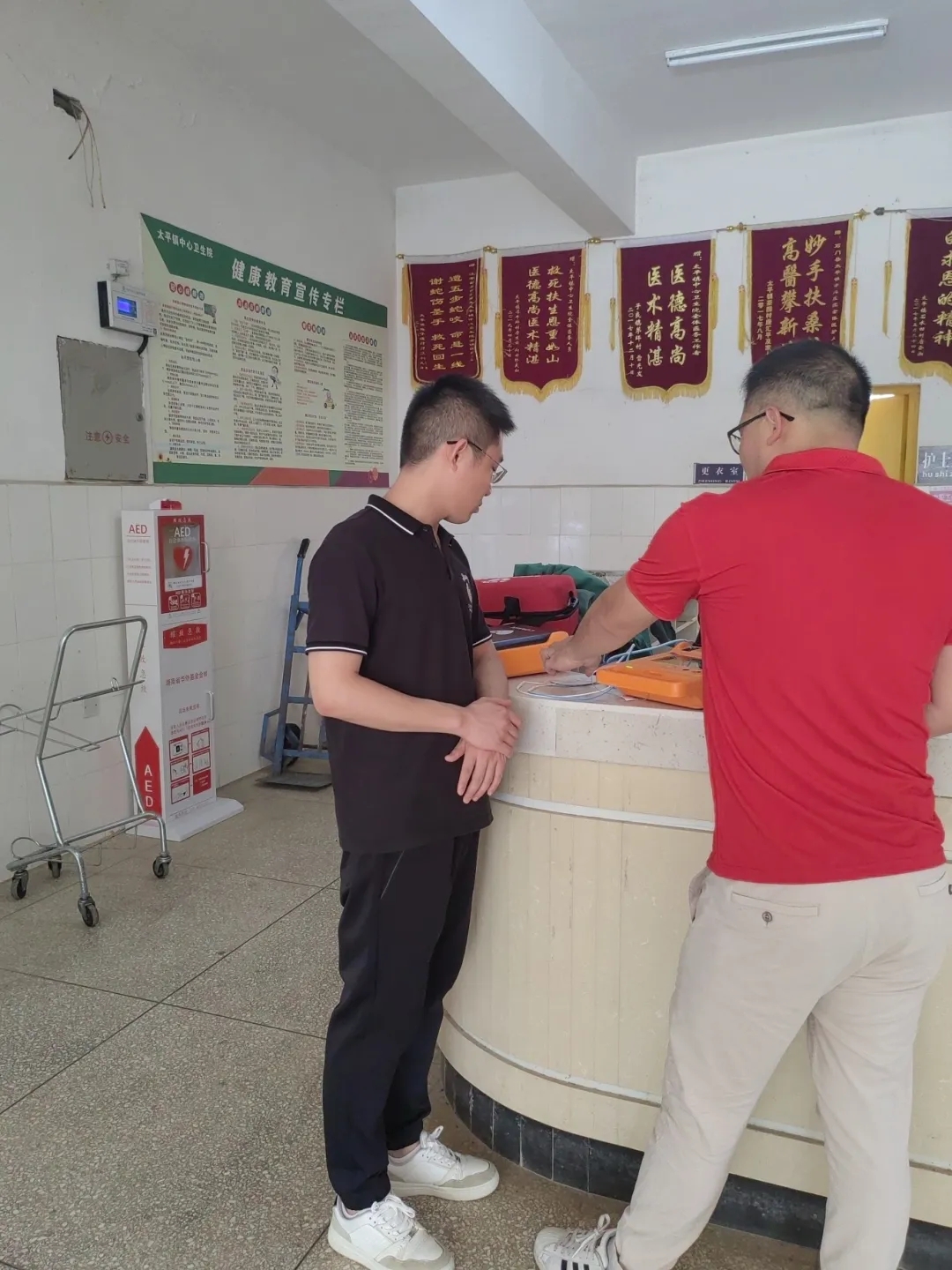 国家卫健委：AED是乡镇卫生院的必备品！