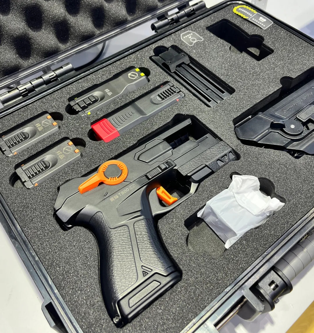 公安部警博会丨非致命性武器再升级，现场体验电击互动不断