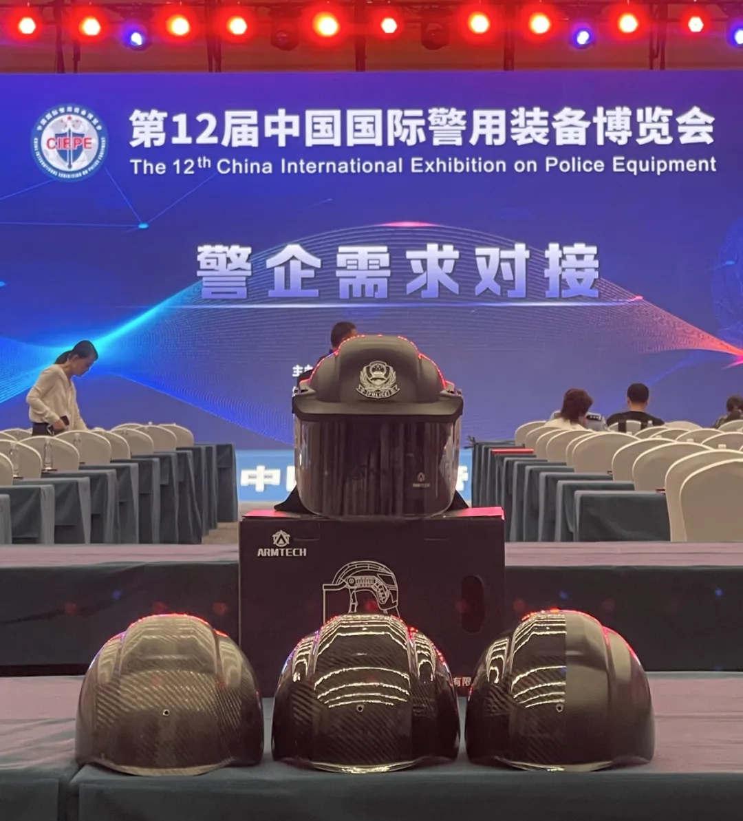 全碳纤维复合材料，高强度抗冲击，减重佩戴更舒适丨新标警用防暴头盔（碳纤维）亮相警博会