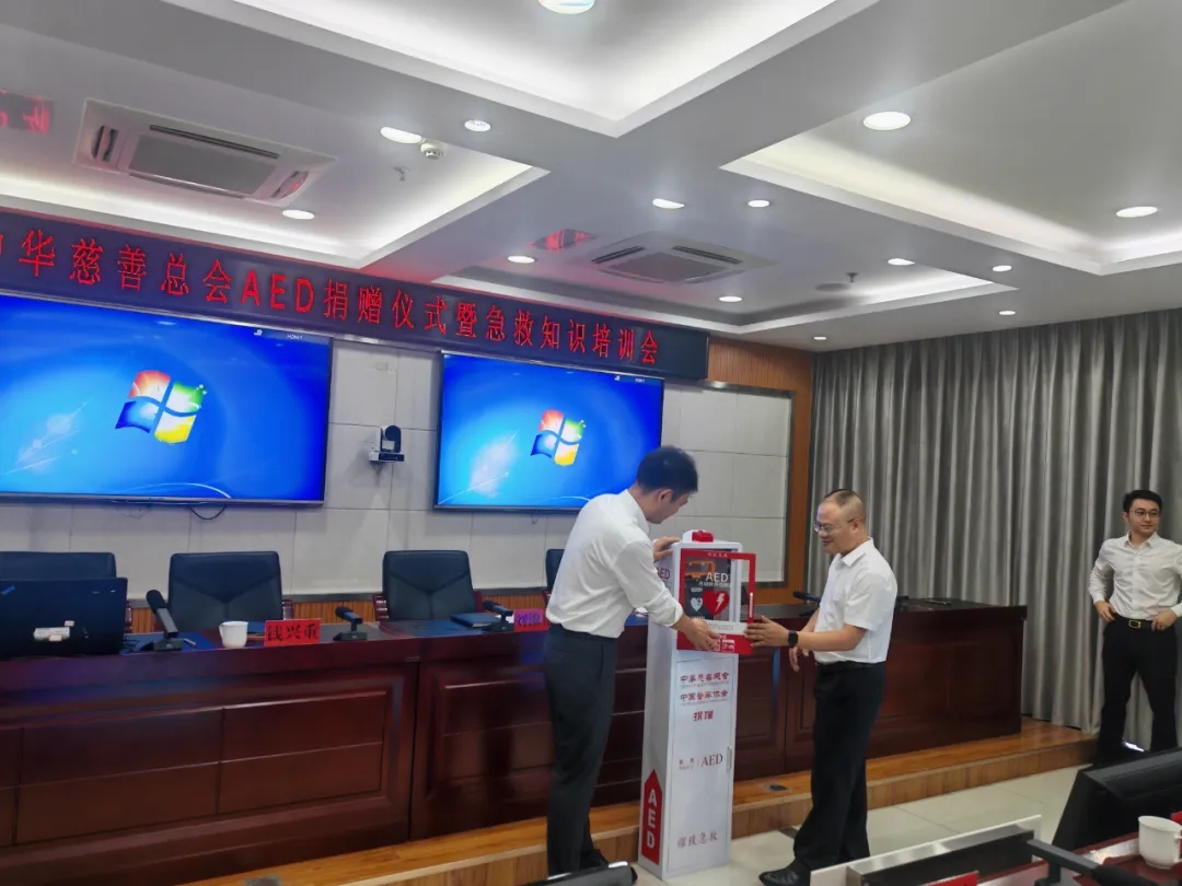 【再捐赠】耀致急救联合多方为云南公安注入AED急救“心”力量