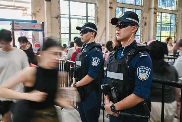 有型又酷！上海杨埔特警身着全新执勤套装护航“痛岛冒险之旅”