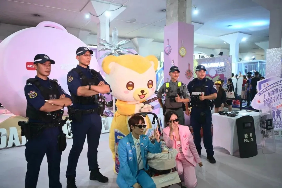 有型又酷！上海杨埔特警身着全新执勤套装护航“痛岛冒险之旅”