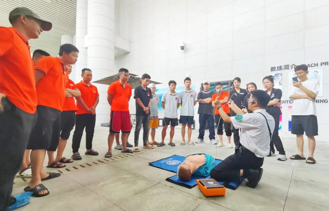 科曼AED又又又救一人！事发随州市一篮球场…