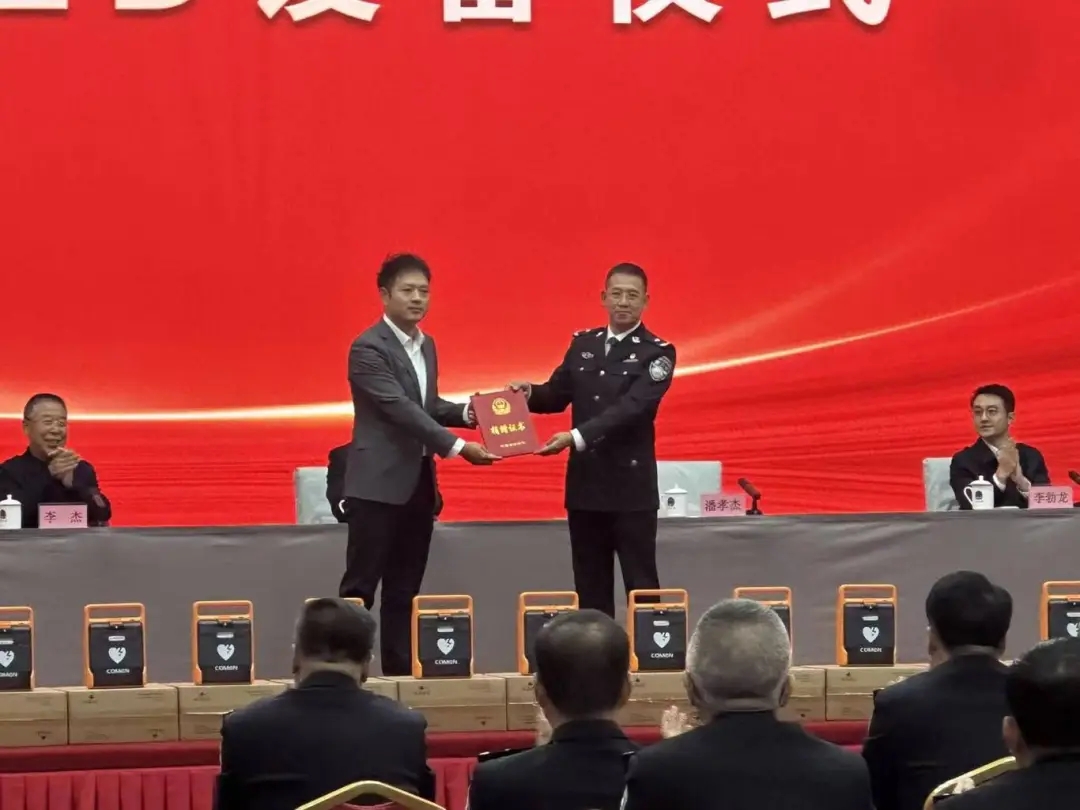 耀致急救再出手！15台AED落地甘肃公安，暖心捐赠，安全感拉满！